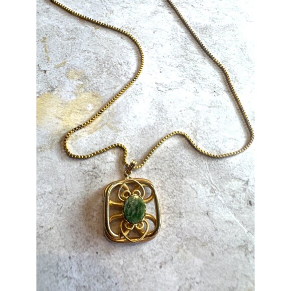 Vintage Celtic Knot Style Necklace Gold Tone Green Center Stone - Picture 2 of 5